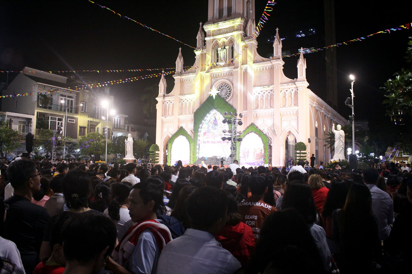 Người dân Hà Nội, TPHCM và nhiều thành phố đón Giáng sinh ảnh 12