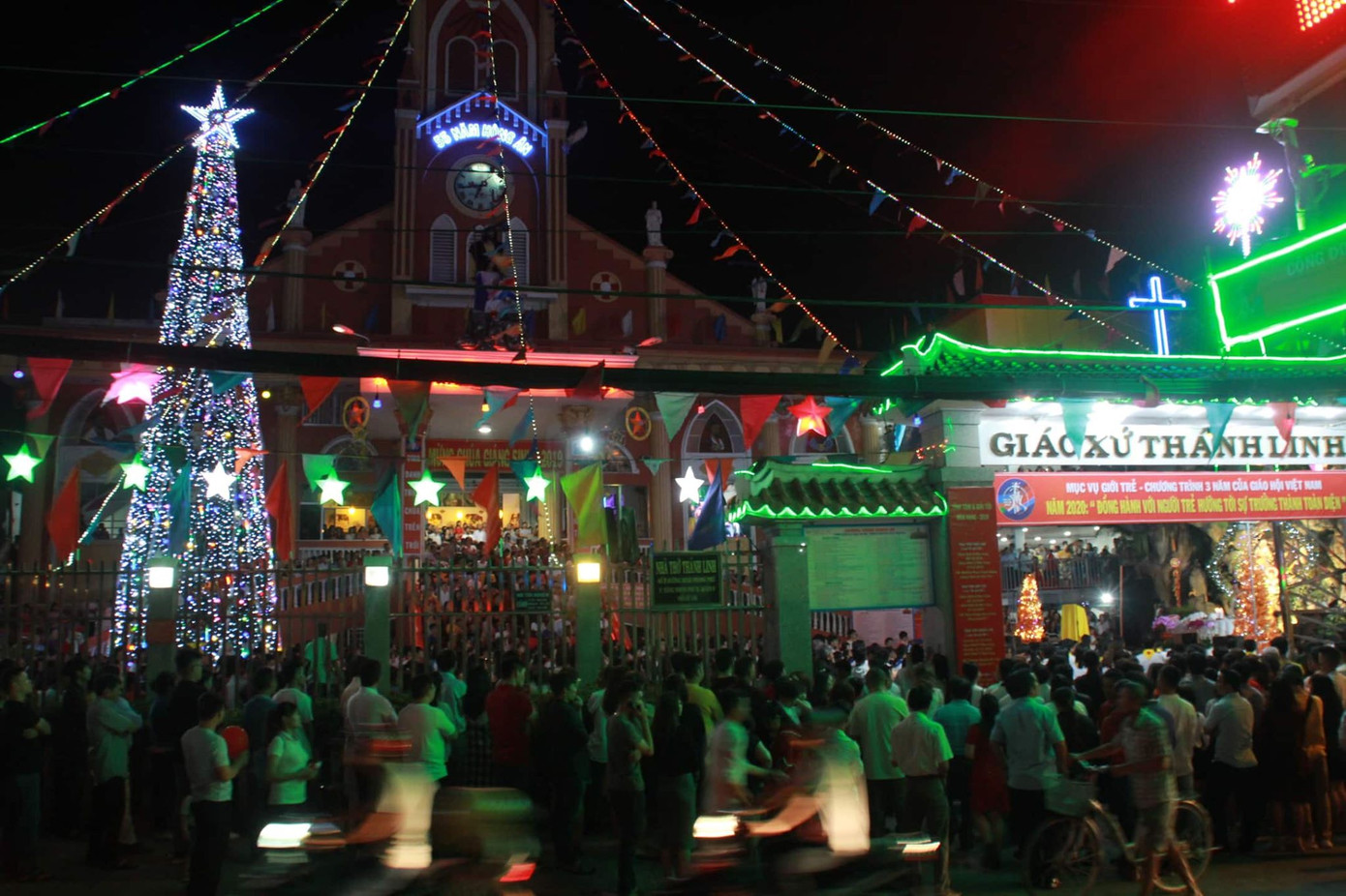 Người dân Hà Nội, TPHCM và nhiều thành phố đón Giáng sinh ảnh 37