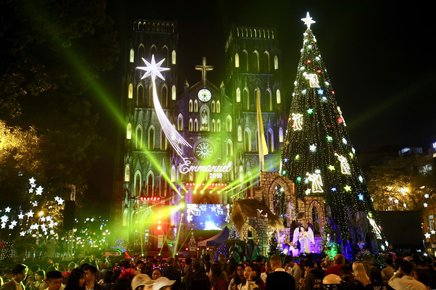 Người dân Hà Nội, TPHCM và nhiều thành phố đón Giáng sinh ảnh 45