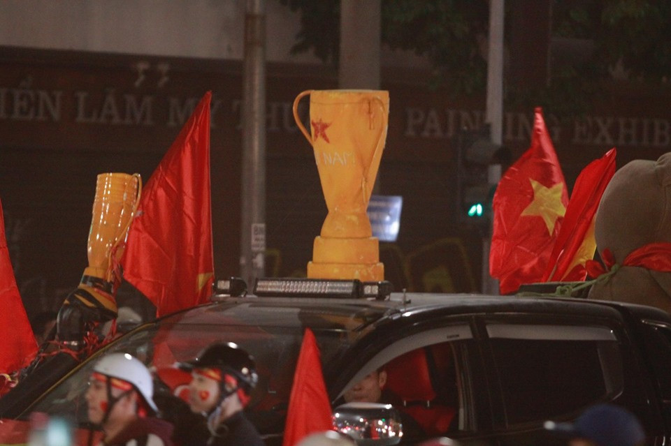 Triệu người xuống đường, phố phường rợp cờ ăn mừng U22 Việt Nam vô địch ảnh 31
