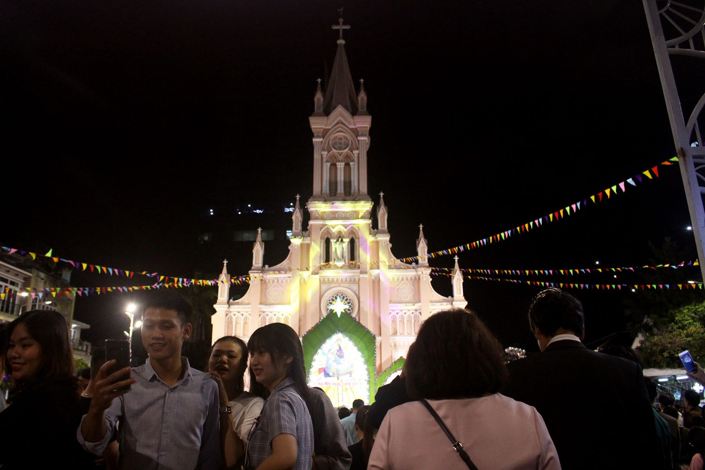 Người dân Hà Nội, TPHCM và nhiều thành phố đón Giáng sinh ảnh 14