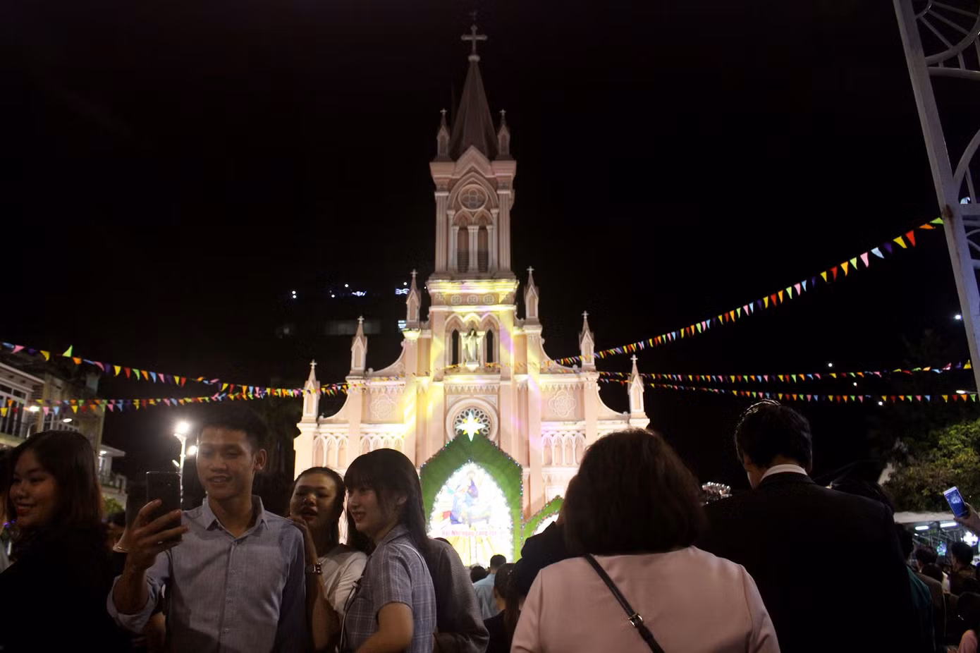 Người dân Hà Nội, TPHCM và nhiều thành phố đón Giáng sinh ảnh 14