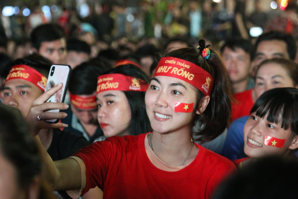 Triệu cổ động viên hò reo ăn mừng U22 Việt Nam vô địch SEA Games 30 ảnh 18