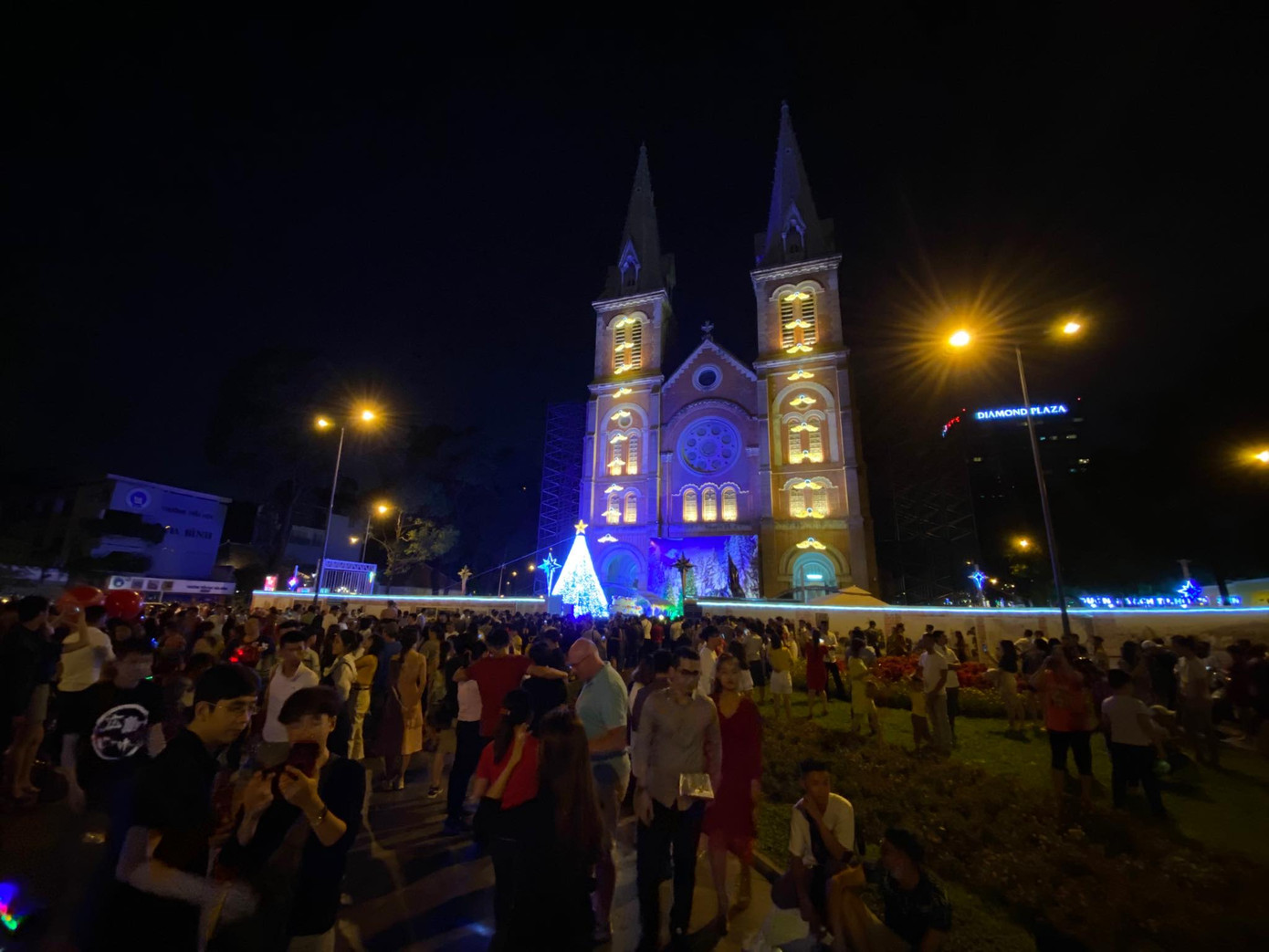 Người dân Hà Nội, TPHCM và nhiều thành phố đón Giáng sinh ảnh 20