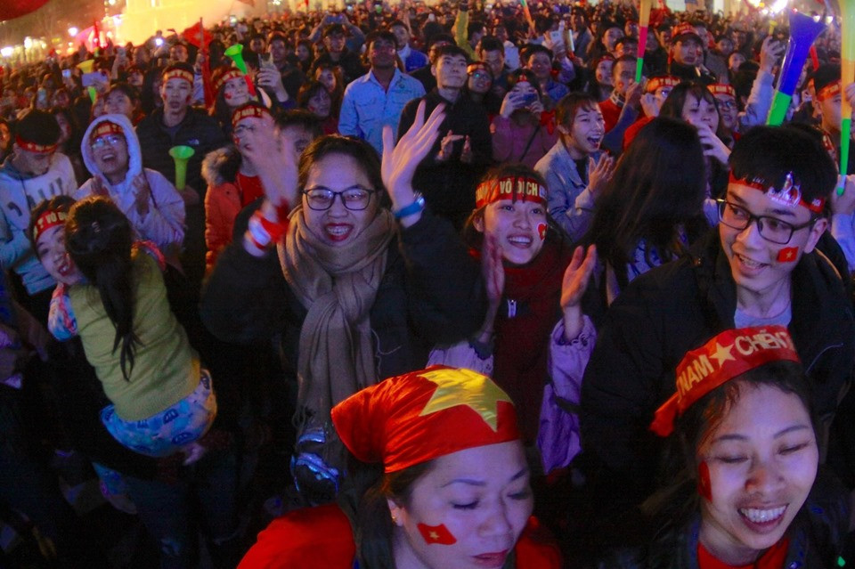 Triệu cổ động viên hò reo ăn mừng U22 Việt Nam vô địch SEA Games 30 ảnh 7