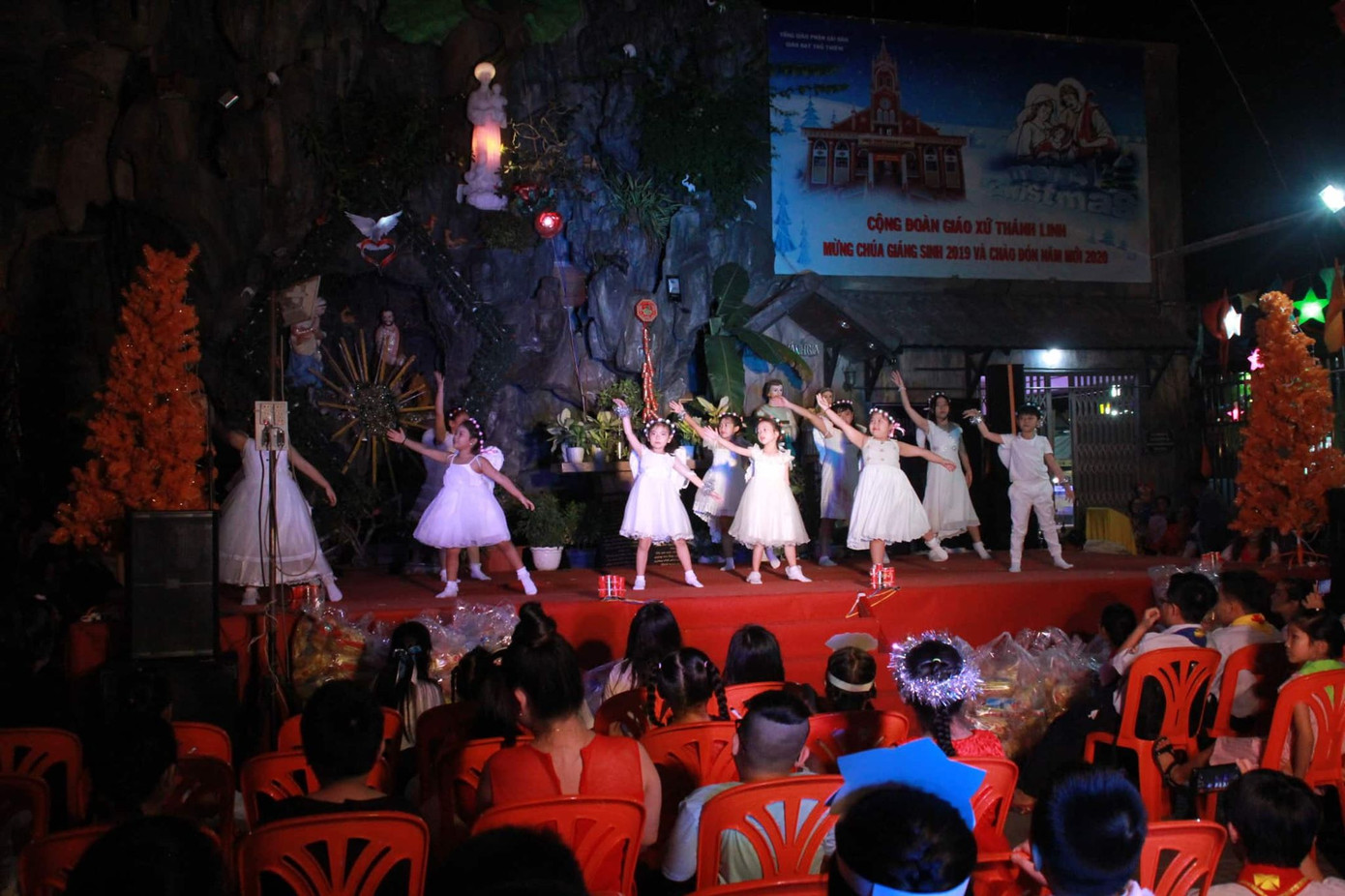 Người dân Hà Nội, TPHCM và nhiều thành phố đón Giáng sinh ảnh 38