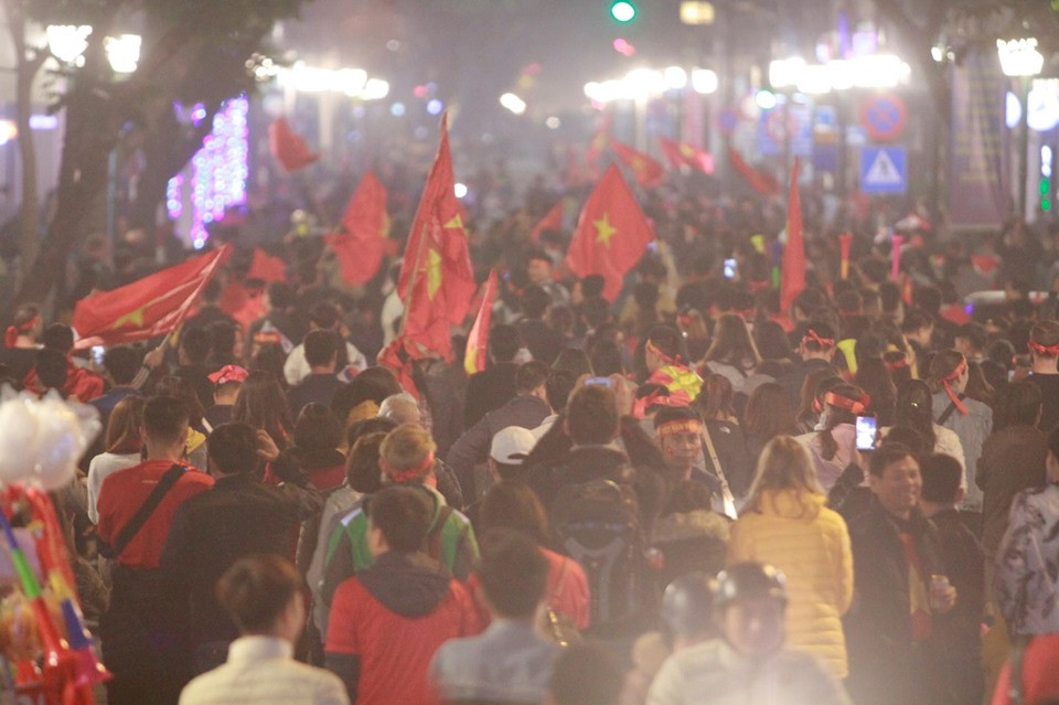 Triệu người xuống đường, phố phường rợp cờ ăn mừng U22 Việt Nam vô địch ảnh 33