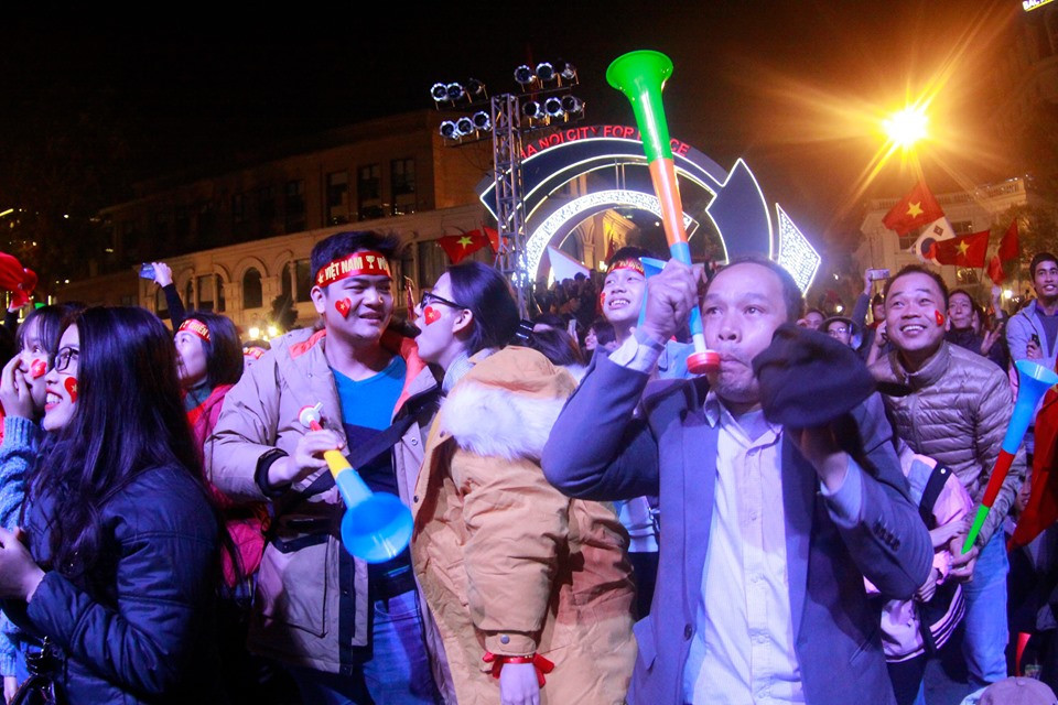 Triệu cổ động viên hò reo ăn mừng U22 Việt Nam vô địch SEA Games 30 ảnh 27