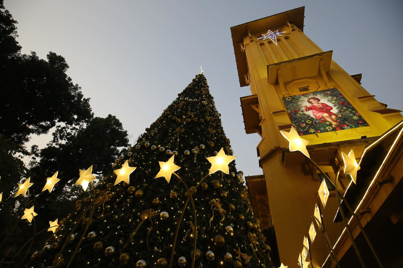 Người dân Hà Nội, TPHCM và nhiều thành phố đón Giáng sinh ảnh 50