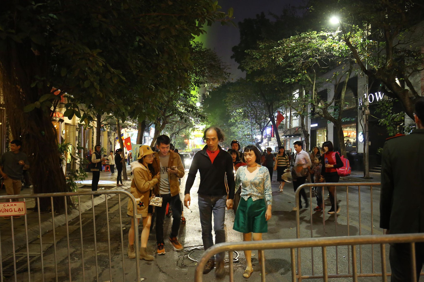 Người dân Hà Nội, TPHCM và nhiều thành phố đón Giáng sinh ảnh 47