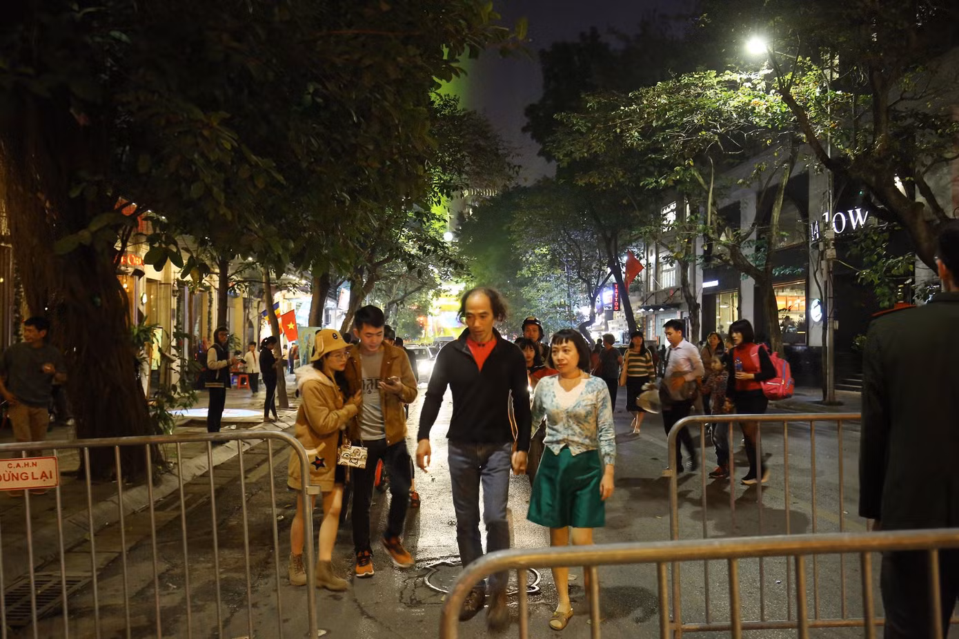 Người dân Hà Nội, TPHCM và nhiều thành phố đón Giáng sinh ảnh 47