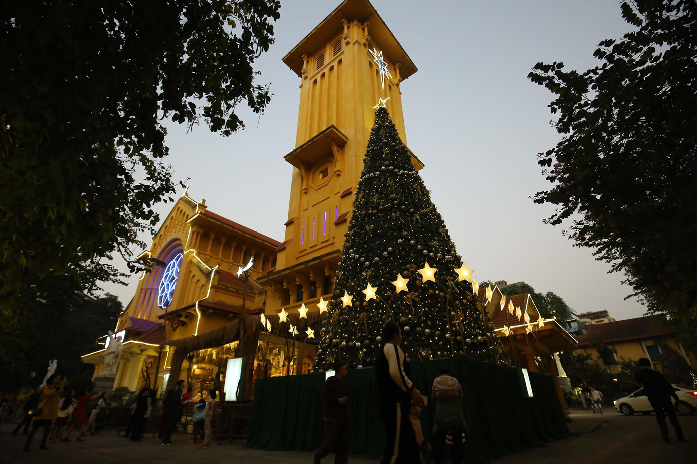 Người dân Hà Nội, TPHCM và nhiều thành phố đón Giáng sinh ảnh 49