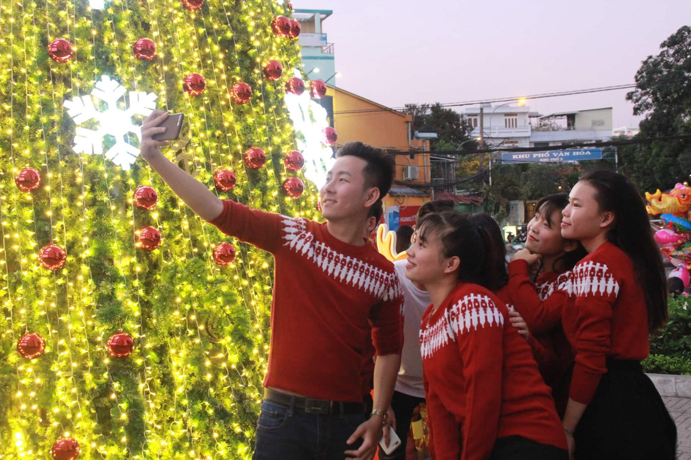 Người dân Hà Nội, TPHCM và nhiều thành phố đón Giáng sinh ảnh 39