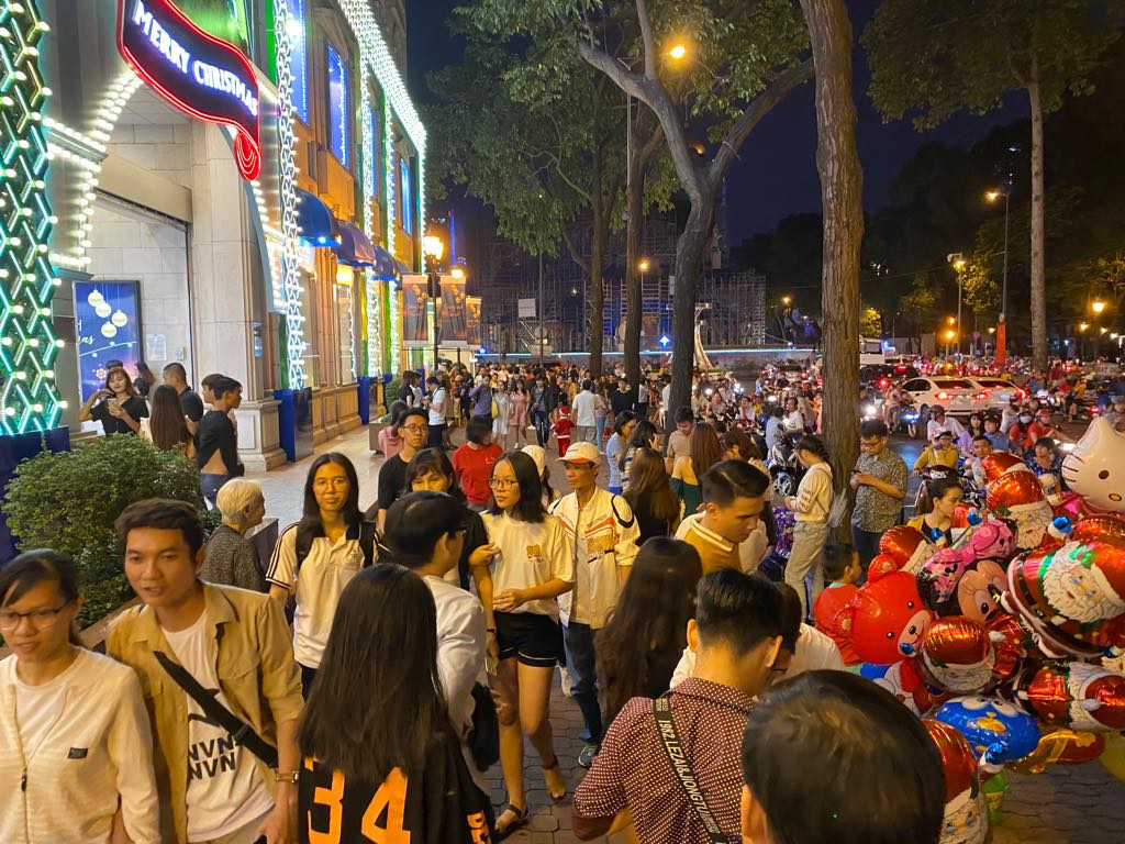 Người dân Hà Nội, TPHCM và nhiều thành phố đón Giáng sinh ảnh 27