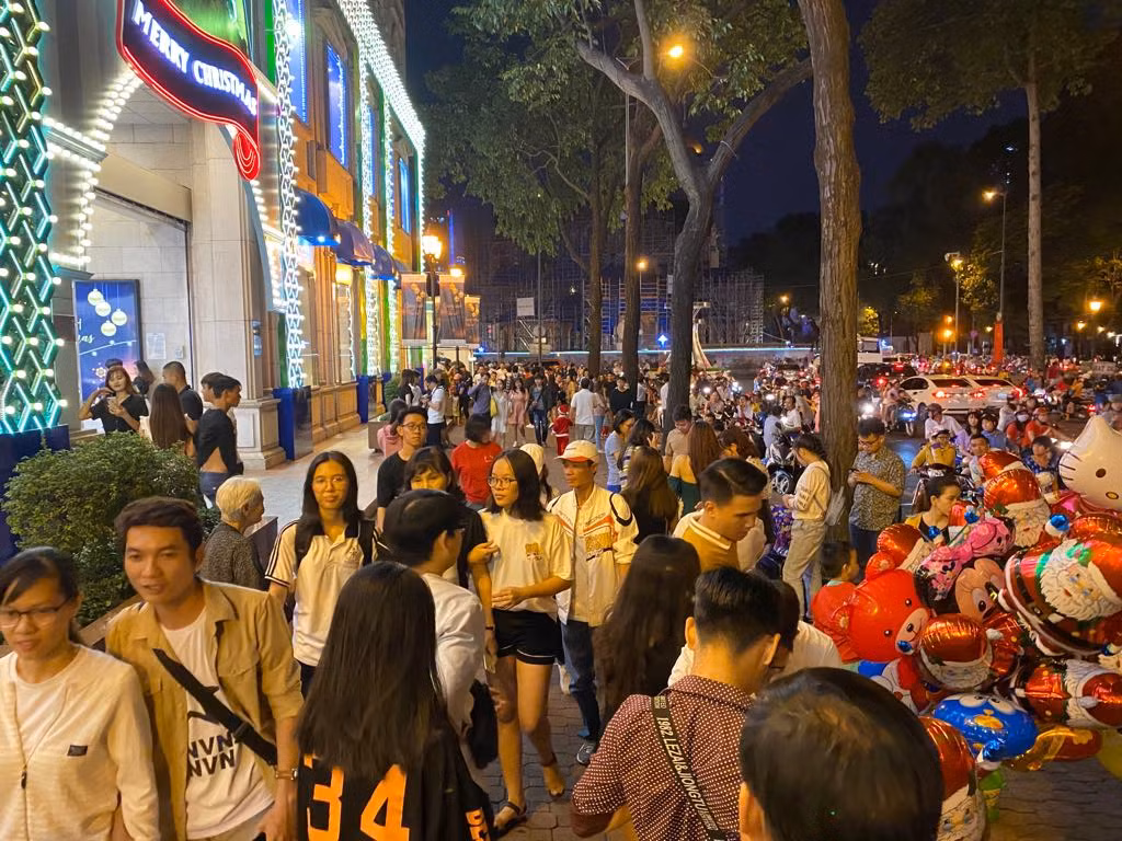 Người dân Hà Nội, TPHCM và nhiều thành phố đón Giáng sinh ảnh 27