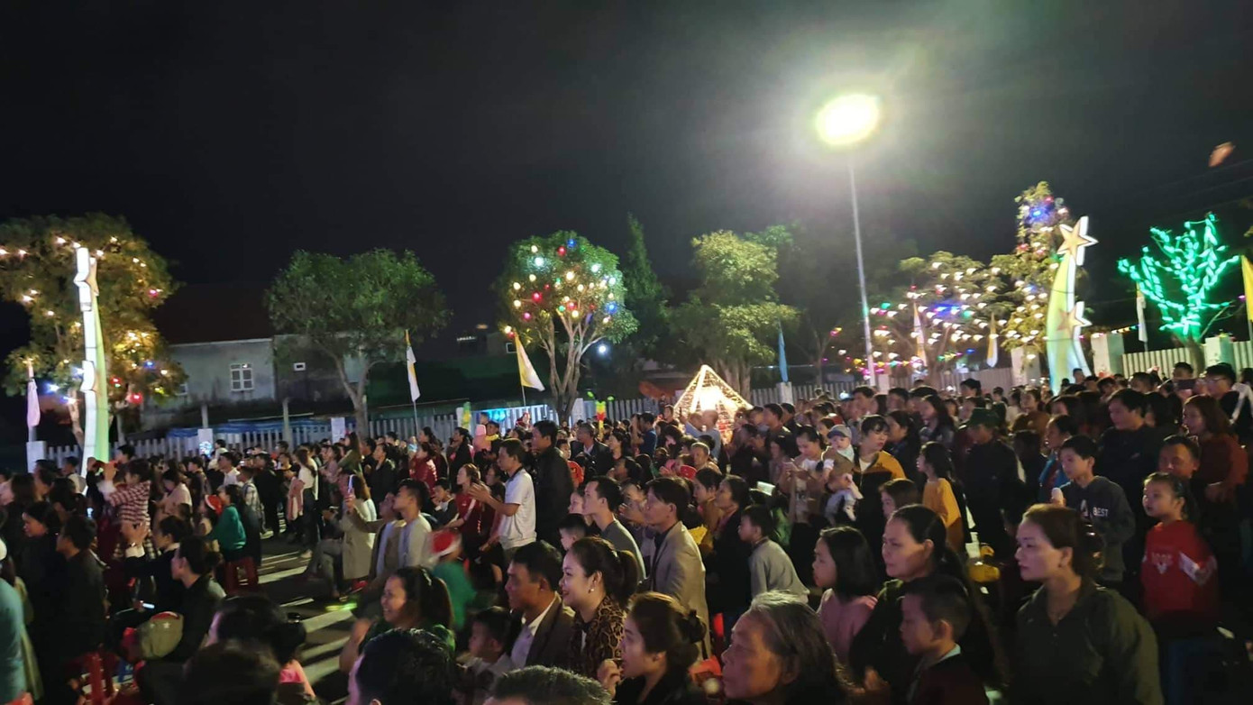 Người dân Hà Nội, TPHCM và nhiều thành phố đón Giáng sinh ảnh 19