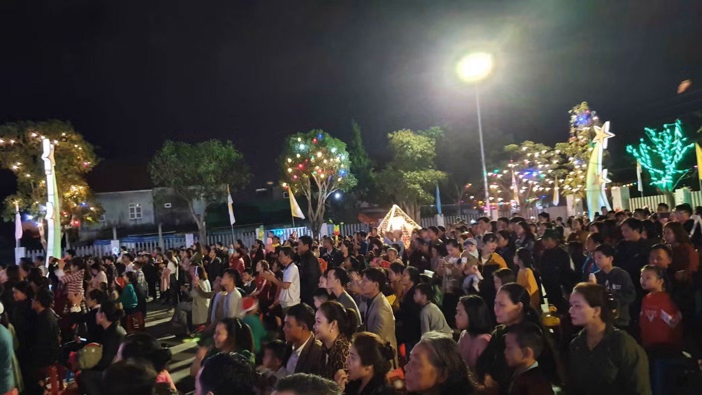 Người dân Hà Nội, TPHCM và nhiều thành phố đón Giáng sinh ảnh 19
