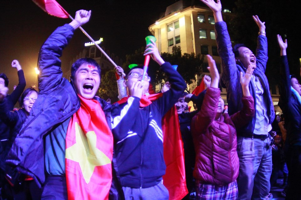 Triệu cổ động viên hò reo ăn mừng U22 Việt Nam vô địch SEA Games 30 ảnh 12