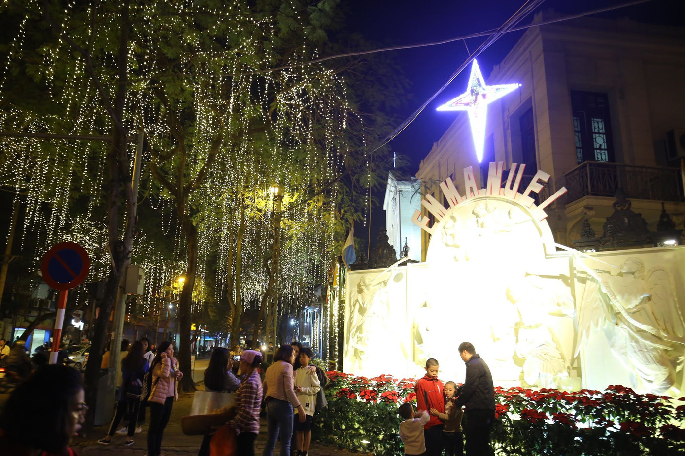 Người dân Hà Nội, TPHCM và nhiều thành phố đón Giáng sinh ảnh 33