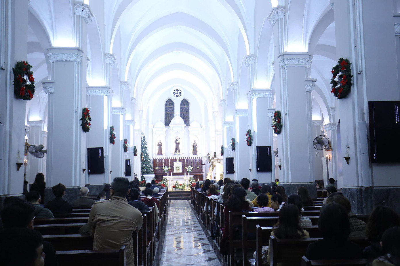 Người dân Hà Nội, TPHCM và nhiều thành phố đón Giáng sinh ảnh 34