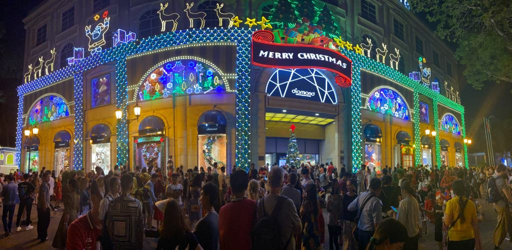 Người dân Hà Nội, TPHCM và nhiều thành phố đón Giáng sinh ảnh 30