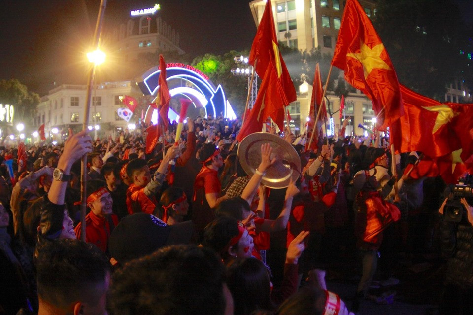 Triệu cổ động viên hò reo ăn mừng U22 Việt Nam vô địch SEA Games 30 ảnh 5