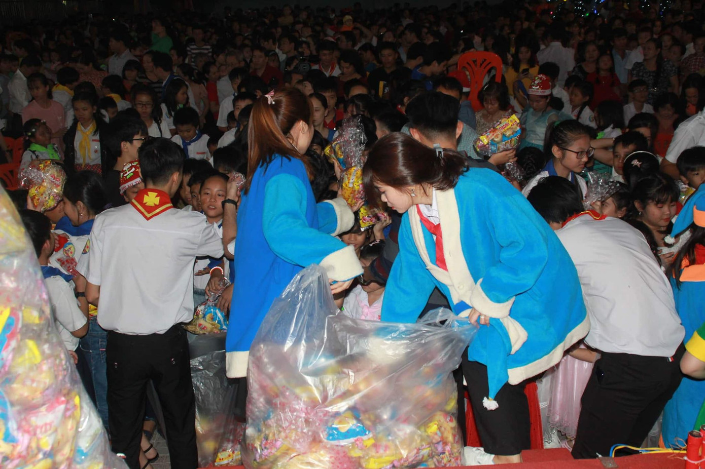 Người dân Hà Nội, TPHCM và nhiều thành phố đón Giáng sinh ảnh 22