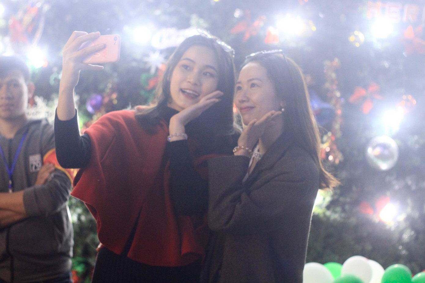 Người dân Hà Nội, TPHCM và nhiều thành phố đón Giáng sinh ảnh 24