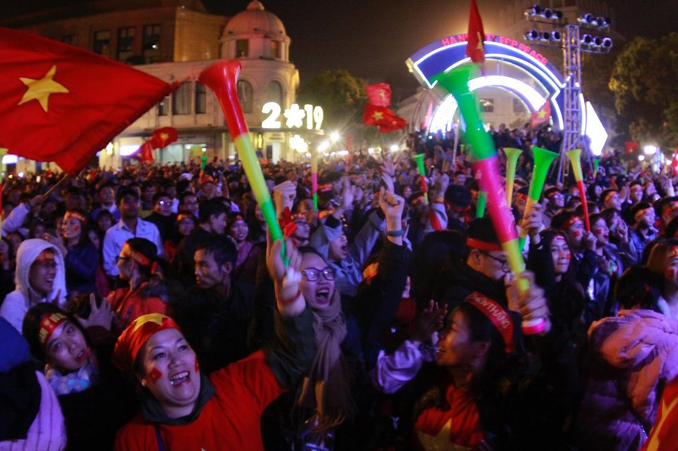 Triệu cổ động viên hò reo ăn mừng U22 Việt Nam vô địch SEA Games 30 ảnh 1