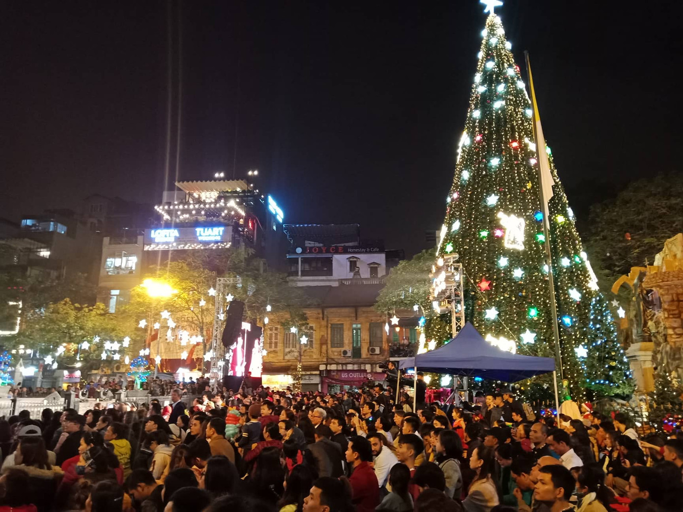 Người dân Hà Nội, TPHCM và nhiều thành phố đón Giáng sinh ảnh 15