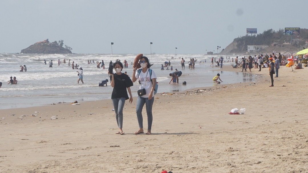 5 thuỷ thủ dương tính SARS-CoV-2: Đường phố Vũng Tàu vắng vẻ, khách tắm biển đeo khẩu trang ảnh 16