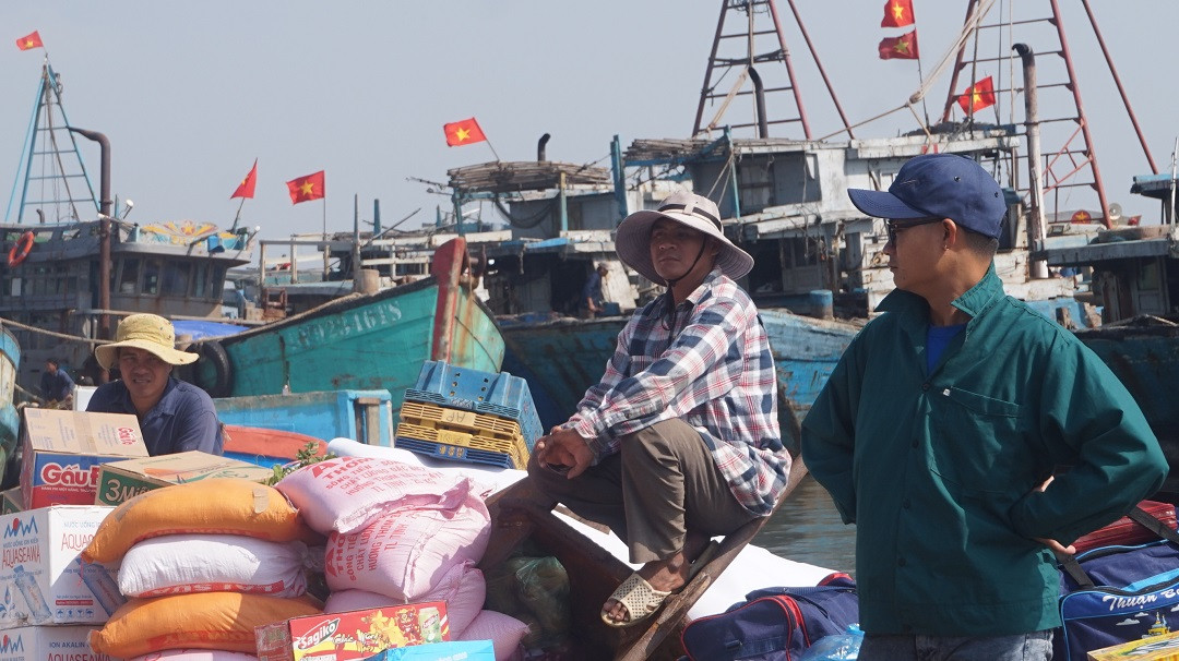 Cảnh ngư dân phấn khởi ra khơi đầu năm lấy lộc ảnh 9