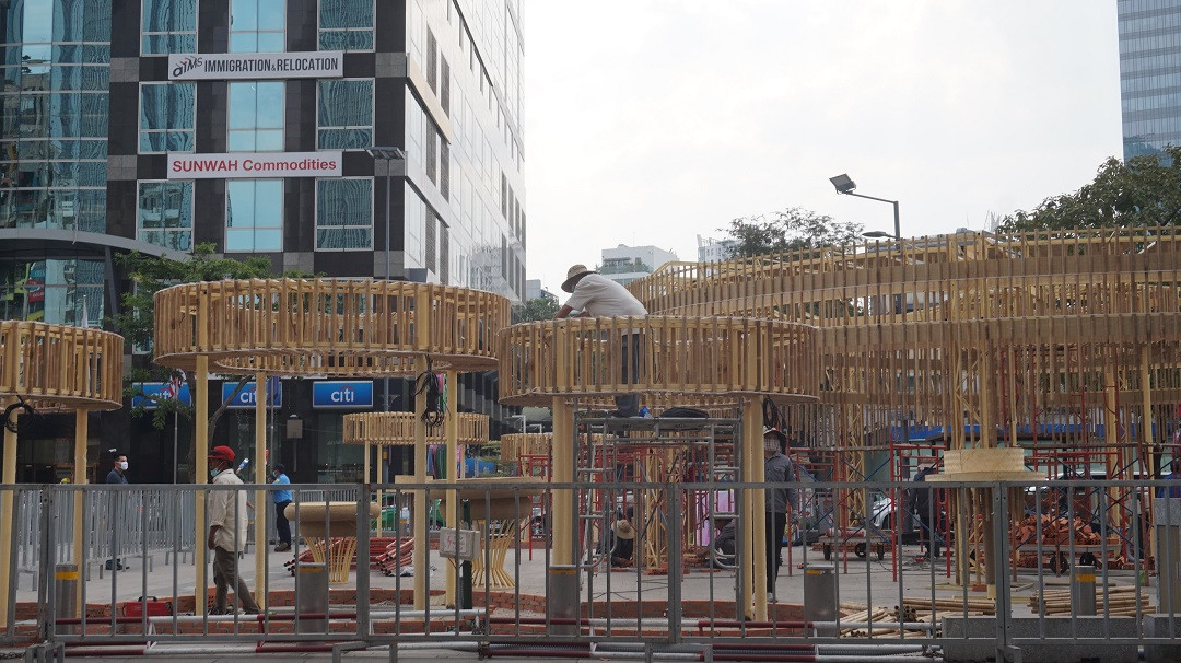 Hối hả thi công đường hoa Nguyễn Huệ ảnh 9