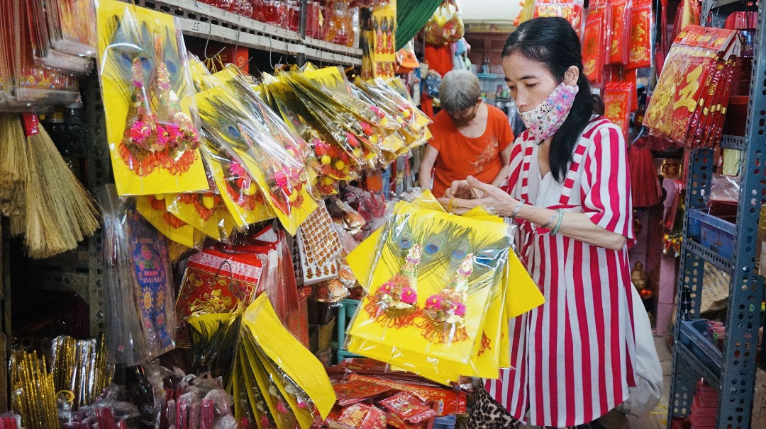 Người Sài Gòn tranh thủ sắm iPad, iPhone về cúng ông Công ông Táo ảnh 4