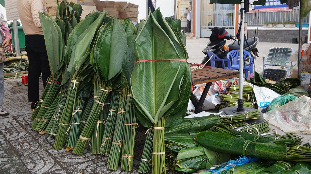 Dịch COVID-19 trở lại, chợ lá dong lớn nhất TPHCM rơi cảnh thưa vắng ảnh 5