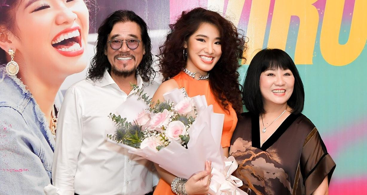 Hai vợ chồng Cẩm Vân và con gái Cece Trương