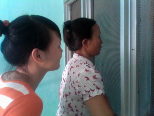 Bà Sơn và đứa con út lặng người nhìn Quân rời khỏi phòng thăm gặp