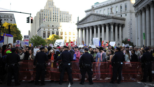 Cảnh sát kiểm soát đoàn biểu tình tại Canada. Cảnh sát kiểm soát đoàn biểu tình tại Canada.