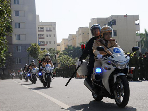 Tiếp đó là màn biểu diễn mô tô tuần tra phân khối lớn