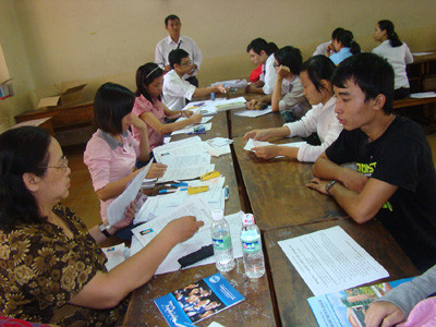 Thí sinh nộp hồ sơ đăng ký dự thi tại trường ĐH Sài Gòn.	Ảnh: Quang Phương