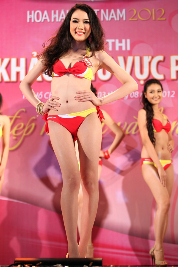 Diệp Hồng Đào SBD 055. Cao 1,70m. Số đo ba vòng: 81-62-90