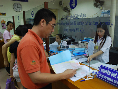 Công chức 1 quân ở Hà Nội đang làm việc. Ảnh: Hồng Vĩnh