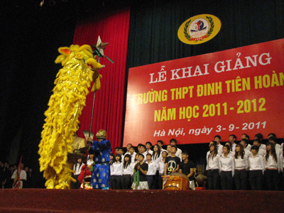 Tiết mục múa lân sôi động trong lễ khai giảng