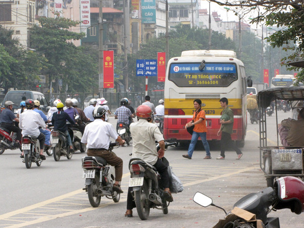 Tại nhiều nút giao thông, do cột phân làn được dựng gần ngã tư, khúc cua sang đường, cạnh điểm chờ xe buýt, khiến các tài xế rất khó xử
