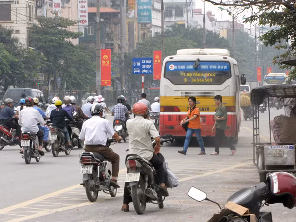 Tại nhiều nút giao thông, do cột phân làn được dựng gần ngã tư, khúc cua sang đường, cạnh điểm chờ xe buýt, khiến các tài xế rất khó xử