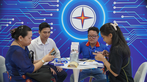 Nhân viên của EVNHCMC tư vấn cho khách hàng sử dụng app EVNHCMC. Nhân viên của EVNHCMC tư vấn cho khách hàng sử dụng app EVNHCMC.