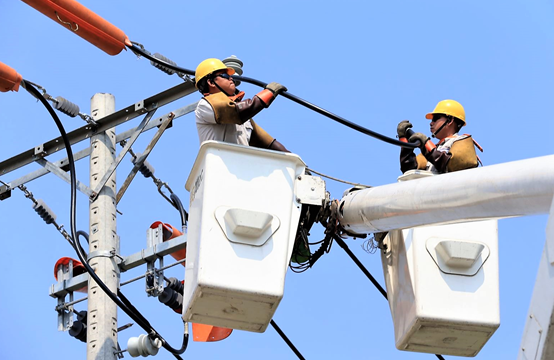 EVNHCMC sửa chữa điện nóng đảm bảo cấp điện liên tục cho người dân EVNHCMC sửa chữa điện nóng đảm bảo cấp điện liên tục cho người dân