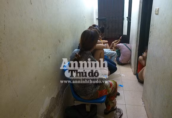 20 đối tượng mại dâm đứng đường bị đưa về Phòng CSHS