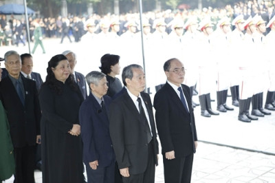 Chủ tịch Quốc hội Nguyễn Sinh Hùng dẫn đầu Đoàn đại biểu Quốc hội viếng Đại tướng Võ Nguyên Giáp. Chủ tịch Quốc hội Nguyễn Sinh Hùng dẫn đầu Đoàn đại biểu Quốc hội viếng Đại tướng Võ Nguyên Giáp