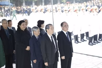 Chủ tịch Quốc hội Nguyễn Sinh Hùng dẫn đầu Đoàn đại biểu Quốc hội viếng Đại tướng Võ Nguyên Giáp. Chủ tịch Quốc hội Nguyễn Sinh Hùng dẫn đầu Đoàn đại biểu Quốc hội viếng Đại tướng Võ Nguyên Giáp